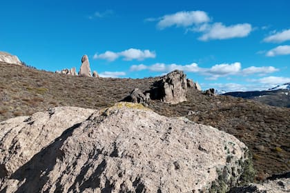 El cerro La Buitrera está entre las postales más curiosas de la zona