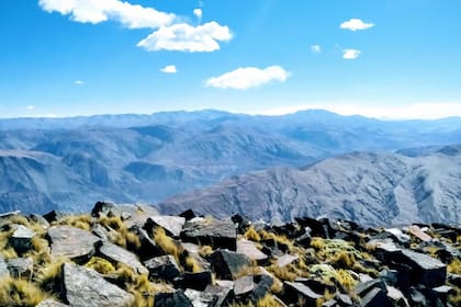 El cerro Pacuy se alza a casi 4200 metros sobre el nivel del mar y es de alta dificultad. Está situado a aproximadamente diez kilómetros al suroeste de Chorrillos, en Salta