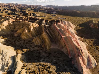 El cerro Siete Colores, en los alrededores de Barreal, es un buen programa para visitar al atardecer.