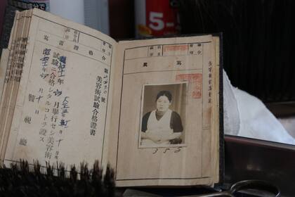 El certificado de peluquera que Shitsui Hakoishi recibió a los 18 años