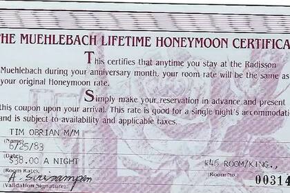 El certificado que le dieron a la pareja hace 40 años y que especificaba la luna de miel infinita
