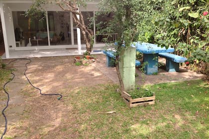 El césped de este jardín se encontraba en mal estado.