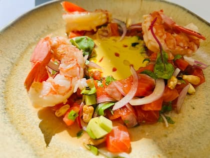 El ceviche de La Pescadorita con trucha salmonada y langostinos en crema huancaína cítrica, con palta grillada