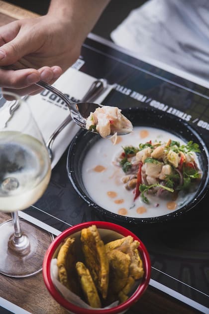 El ceviche de pesca fresca con patacones, un acierto de la carta de Del otro lado del muro
