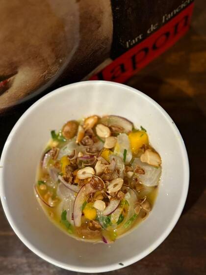 El ceviche Kinilaw de Kodama Omakase, una variante de origen filipino que sorprende con su marinada de jugos de naranja, limón, maracuyá y mango, más cilantro y maní japonés crocante