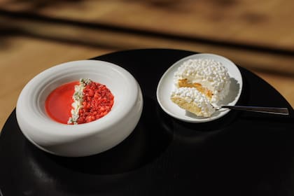 El chajá, un clásico reinventado con bizcochuelo de vainilla, crema batida, duraznos y semifreddo de dulce de leche en el interior