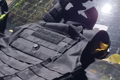 El chaleco antibalas que encontraron en el auto que utilizaba el sospechoso