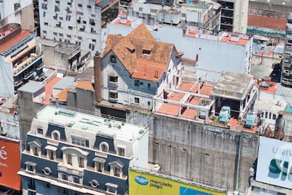 El chalet de estilo normando se encuentra en la terraza de Sarmiento al 1100