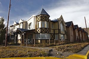 EL CHALTEN. SANTA CRUZ. ARCHIVO 13_2_17. HOTEL LA ALDEA, PROPIEDAD DE LOS SAUCES.