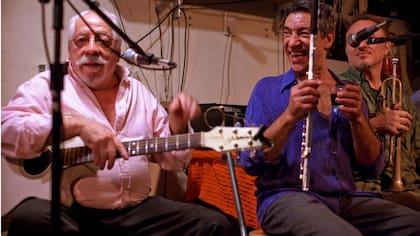 El Chango, junto al Mono Izarrualde y Ricardo Culotta, en 2010, en el Jazz&Pop