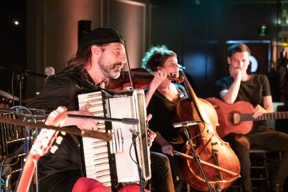 El Chango Spasiuk y su banda en Aura Tango