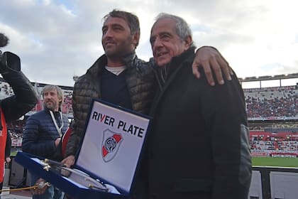 El Chapa Retegui y Rodolfo D´Onofrio, presidente de River, en un homenaje que el ex DT de los Leones recibió en el Monumental