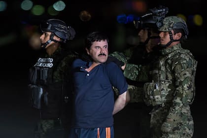 El Chapo Guzmán es escoltado por agentes de la Marina durante su detención en 2016