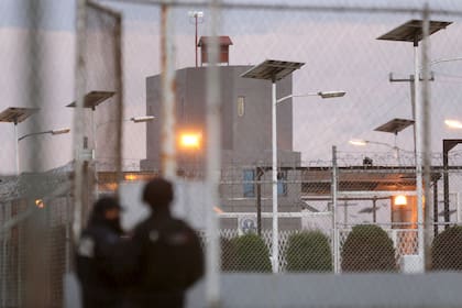 "El Chapo" Guzmán se fugó anoche de una cárcel de máxima seguridad en Méxicp y los agentes federales que monitoreaban su celda se dieron cuenta 25 minutos después