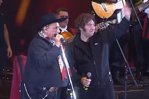 Milei se subió al escenario, cantó junto al Chaqueño Palavecino y le agradeció a Córdoba por "ayudarlo a ser presidente"