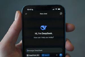 El chatbot de inteligencia artificial de la firma china DeepSeek se ha disparado a la cima de las listas de descargas de Apple Store, sorprendiendo a los expertos y analistas de la industria con su capacidad para igualar a sus competidores estadounidenses