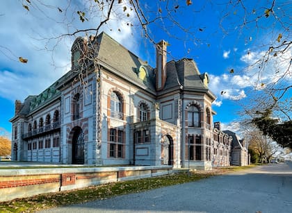 El château Belcourt tiene 60 habitaciones, y 12 pueden verse en la recorrida abierta al público como un museo de antigüedades y de historia arquitectónica social.