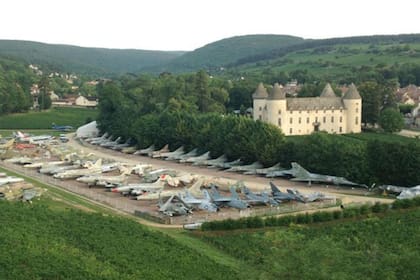 El Chateau de Savigny-les-Beaune y los aviones, en la región vitivinícola de Borgoña