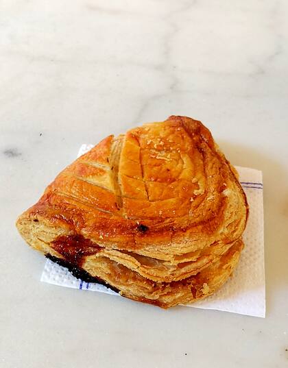 El chausson aux pommes es una masa hojaldra enriquecida con manteca (y algo de crema de leche), que esconde en su interior una compota de manzanas casera.