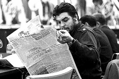 El Che lee La Nacion, Punta del Este (1961). A los embajadores siempre les pedía un ejemplar de este diario