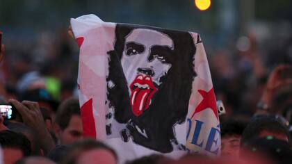 El Che y el símbolo Stone, en una sola imagen