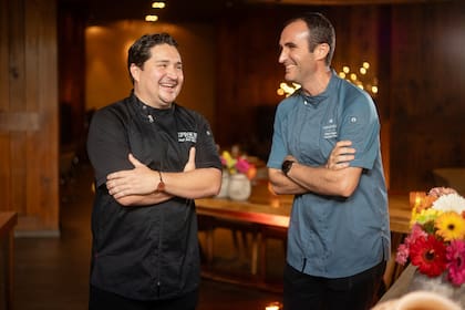 El chef Álex Méndez (izquierda) junto a Joseba L de Goikoetxea (derecha)