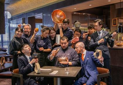 El chef argentino Agustín Balbi y parte de la brigada de Andó, el restaurante premiado con una estrella Michelin en Hong Kong.