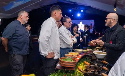 El chef Bruno Guillot, de EAT Catering, siguió cada detalle del banquete