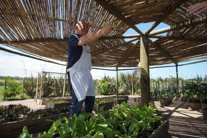 El chef Camote Langer, con su propuesta basada en platos de campo y mar, hace del restaurante una experiencia gastronómica imperdible para todos los que disfrutan de la buena cocina.
