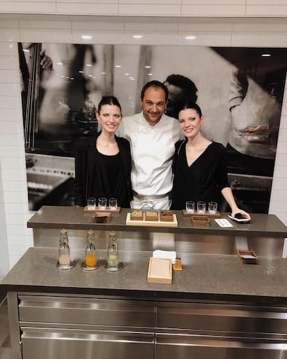 "El chef Daniel Humm nos contactó por Instagram, nos invitó a comer a su restaurante Eleven Madison Park, un tres estrellas Michelin en Nueva York. Es como que te guste el futbol y te inviten a conocer a Messi. Le copó que fuéramos modelos y gastronómicas".