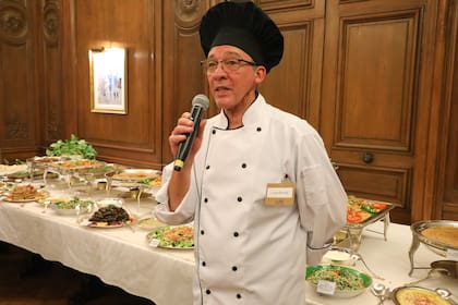 El chef de la Residencia fue el encargado de hablar sobre platos tradicionales 