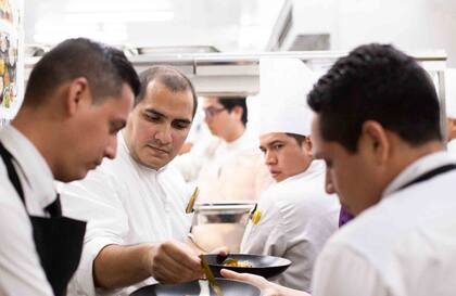 El chef de Le Gourmet, Angelo Elizalde y su equipo en pleno servicio.