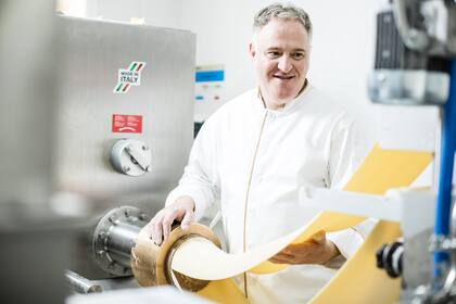El chef del embajador de Italia, Mario Sciolla, en el laboratorio de pastas