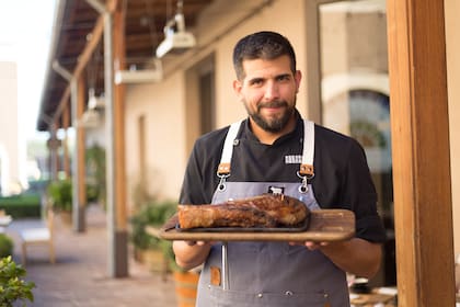 El chef ejecutivo Matías Gutiérrez es responsable de los cortes de carne que se sirven y supervisa que salgan en el punto de cocción deseado.