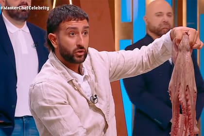 El chef el chef Pedro Barguero dando indicaciones en MasterChef Celebrity