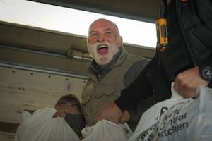 Quién es José Andrés, el célebre chef que fundó la organización humanitaria que fue atacada por Israel