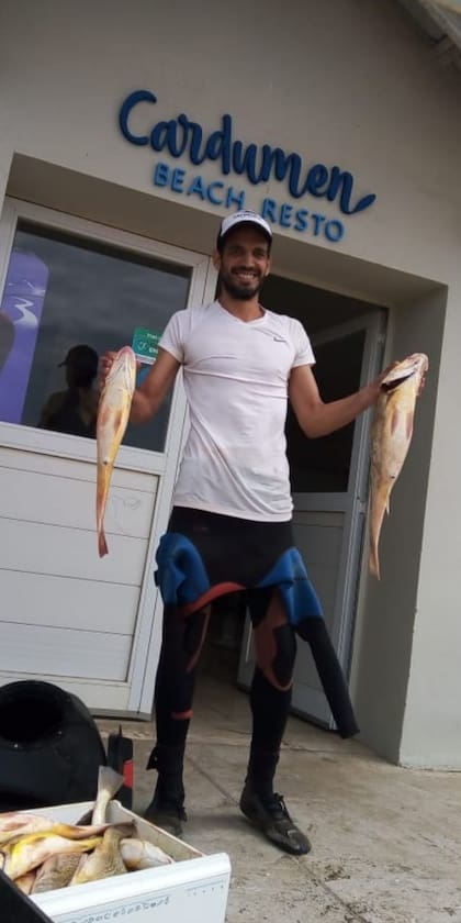 El chef Fede Muro, de Cardumen, con la (propia) pesca del día