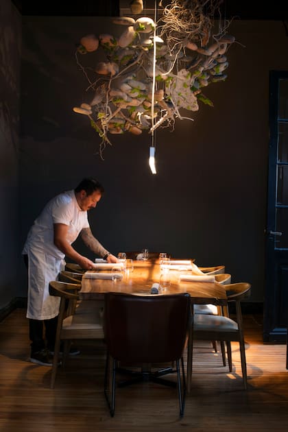 El chef Gonzalo Aramburu diseñó su restaurante de Recoleta a gusto. Un escenario perfecto para una sinfonía de sabores, colores y texturas. 