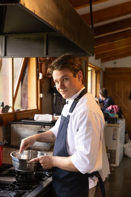 El chef Iñaki González Branca en la cocina del lodge