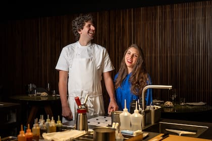 El chef Iván Ralston y su mujer, Catherina Kordás, directora del Centro de Investigación y Creatividad de Tuju, la usina creativa que destacó Michelin en la distinción