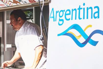 El chef Javier Brichetto en su food truck; representa a la Ciudad en Madrid