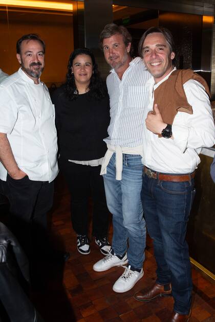 El chef Juan Gaffuri, Sofía García (encargade de Torneos de la AAP), Martín Valent y Maximiliano Funes (gerente de Relaciones Institucionales de la Asociación Argentina de Polo) aplaudieron al cuarteto de cracks.