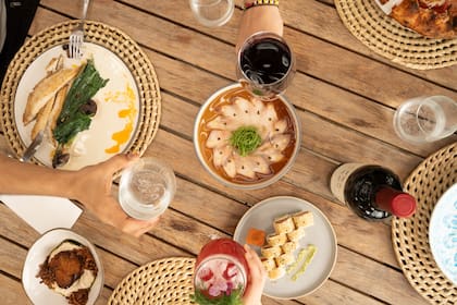 El chef Lisandro Dolian lidera una cocina de inspiración mediterránea que prioriza productos de estación y pesca local.