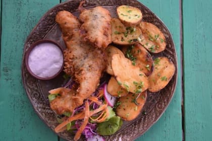 El chef mapuche José Luis Calfucur sirve en Amaia pescado frito con papas nativas, aderezadas con una salsa a base de maqui