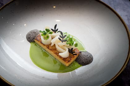 El chef Martín Rebaudino propone una carta con platos como ostras, ceviche de pejerrey de la laguna de Chasicó