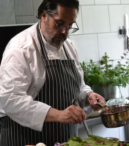 El chef Martín Repetto mientras elabora la sopa borsch con remolachas y carne de guanaco