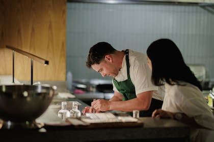 El Chef Maximiliano Rossi trabajando el pescado