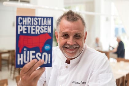 El chef muestra su último libro