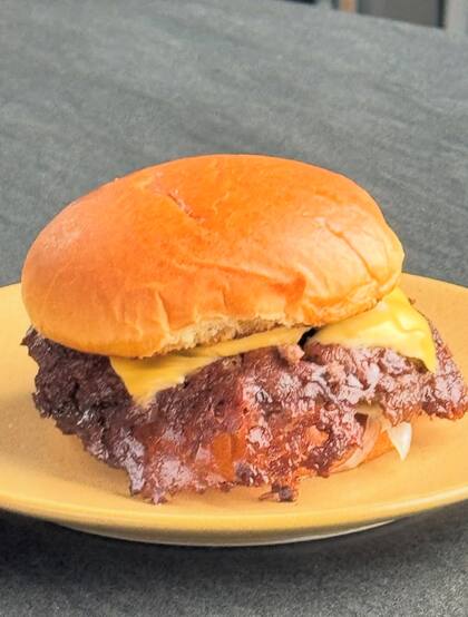 El chef no recomienda manipular la carne en exceso porque produce una textura densa no deseada