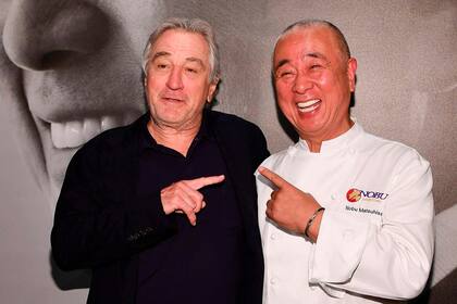 El chef Nobuyuki Matsuhisa de Nobu y Robert de Niro en el hotel de Malibú.